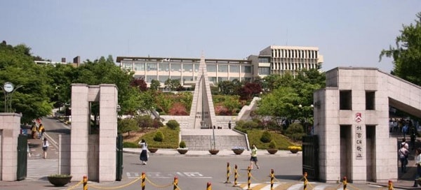 Cổng chính đại học Sogang