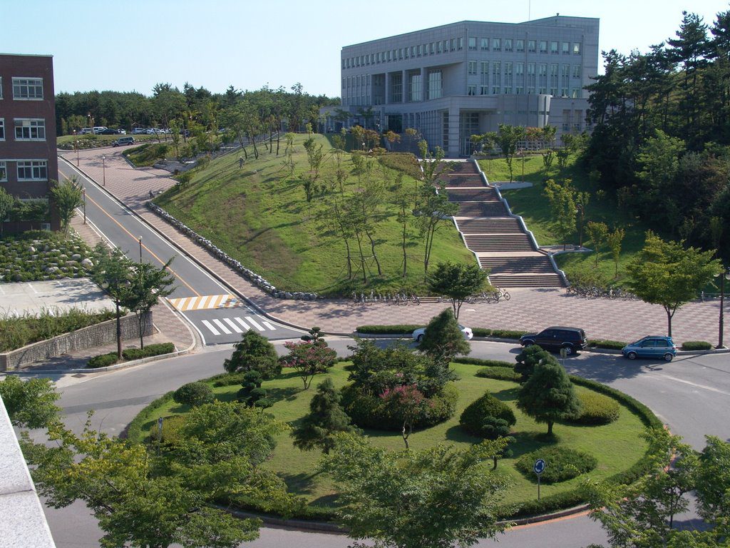 Phía trước của đại học quốc gia Kunsan