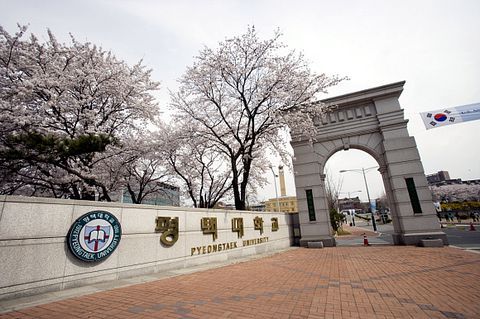 Cổng chính của đại học Pyeong Taek
