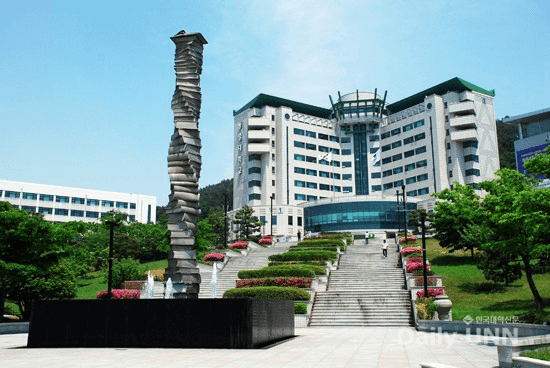Tòa nhà chính và biểu tượng của trường đại học Tongmyong