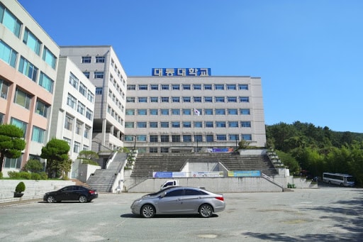 Tòa chính của trường cao đẳng Daedong
